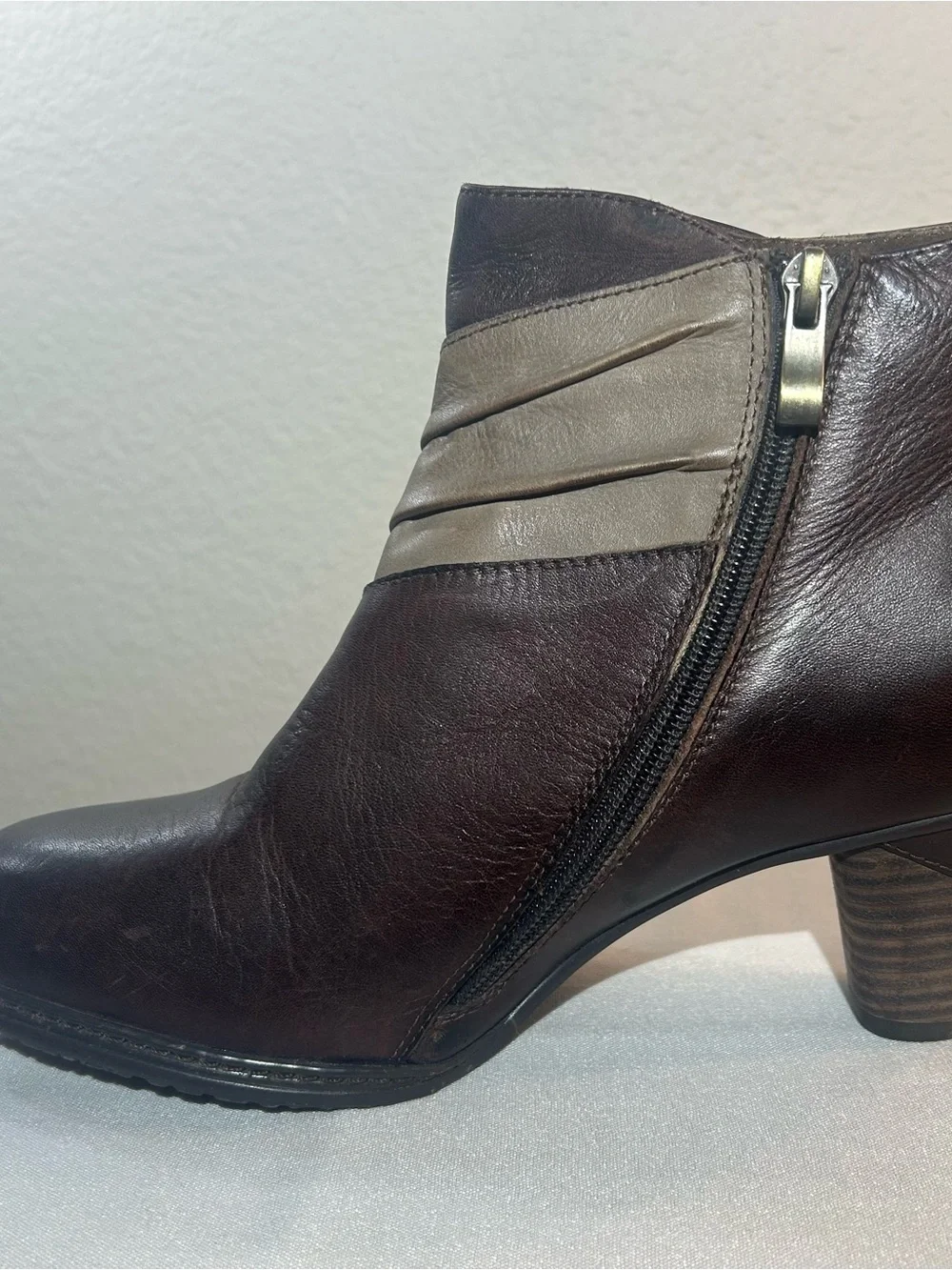 L'ATISTE Two-Tone Brown Leather Ankle Booties